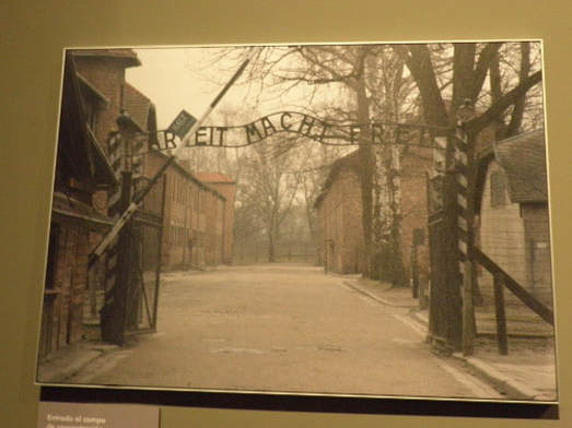 Entrada a Auschwitz con las palabras 