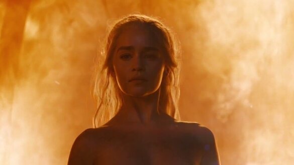 Daenerys saliendo del fuego