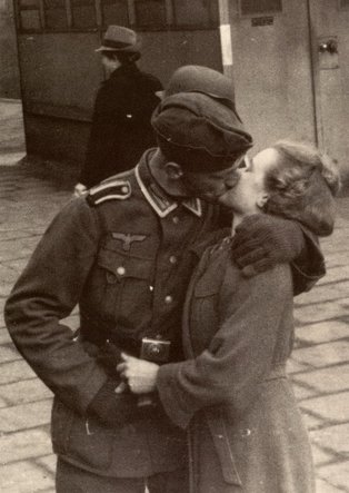 Soldado alemán despidiéndose de su amada.