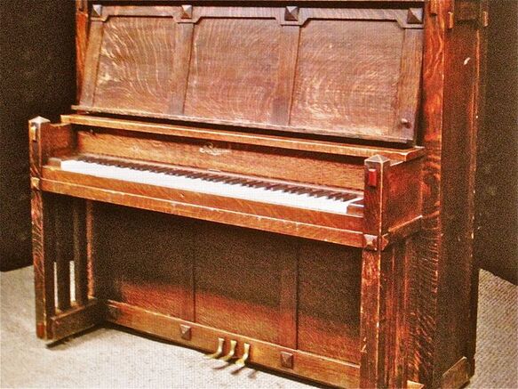 Piano antiguo de madera.