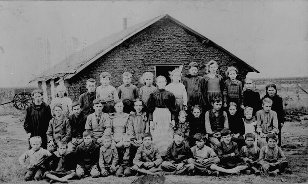 Profesora y niños frente a la escuela. Woods Co., Oklahoma, circa. 1895. 48-RST-7B-97, National Archives, Washington DC.