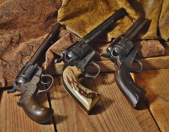 Tres revólveres Colt de 1880. Fotografía de Suzanne Taylor.