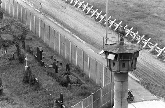 Torre de vigilancia en el muro de Berlín.